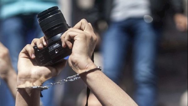 "تحت التهديد" من الربيع العربي إلى شتائه.. الحريات الإعلامية مُهددة والتشريعات مقيدة وتدخلات وهيمنة الحكومات مستمرة