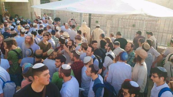 مستوطنون يقتحمون المسجد الأقصى تحت حماية أمنية