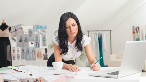 كيف تجعل امرأة برج الثور تحبك بجنون؟