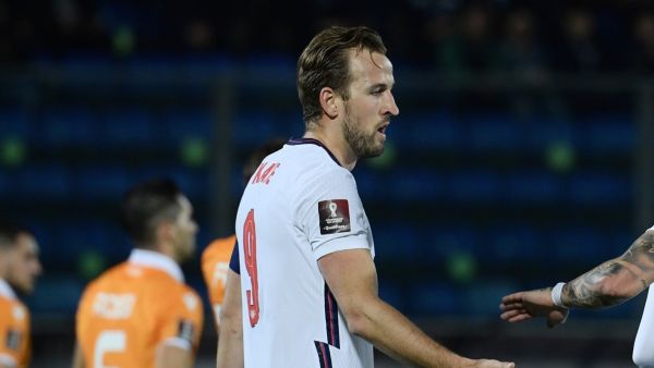 هاري كين يقود هجوم توتنهام أمام آرسنال اليوم (المصدر: أ ف ب)