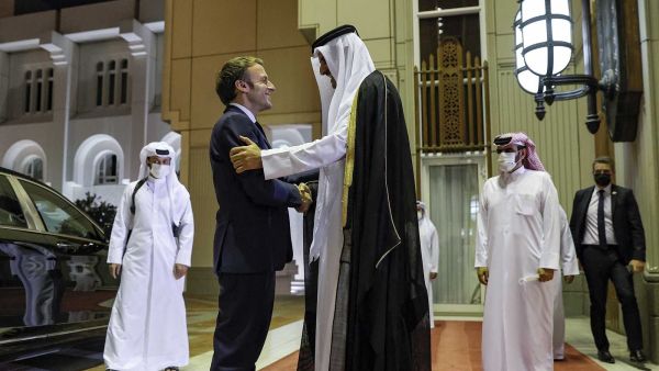 أمير قطر الشيخ تميم بن حمد آل ثاني والرئيس الفرنسي إيمانويل ماكرون
