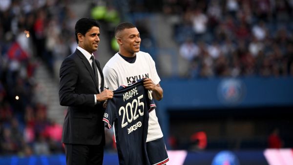 مبابي وناصر الخليفي رئيس باريس سان جيرمان (المصدر: أ ف ب)