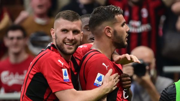 ميلان يقترب من الظفر بلقب الدوري الإيطالي (المصدر: أ ف ب)