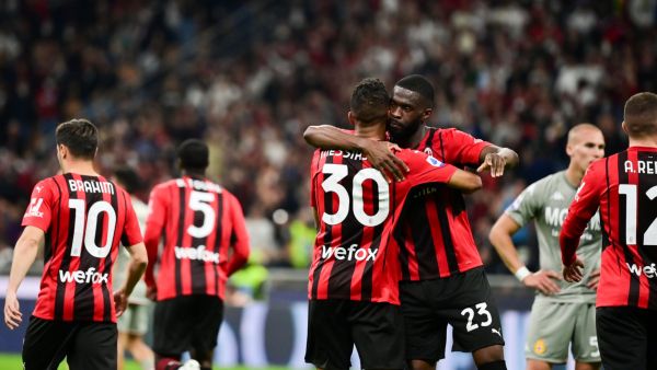 ميلان يتحدى فيورنتينا اليوم (المصدر: أ ف ب)