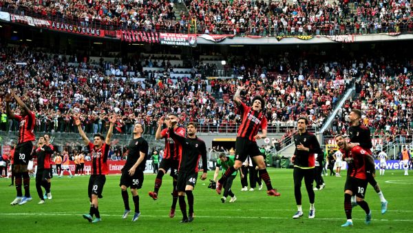 ميلان يواصل صدارته للدوري الإيطالي (المصدر: أ ف ب)