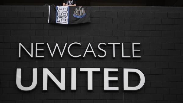 نيوكاسل يتفوق على آرسنال ويعقد مهمته (المصدر: أ ف ب)