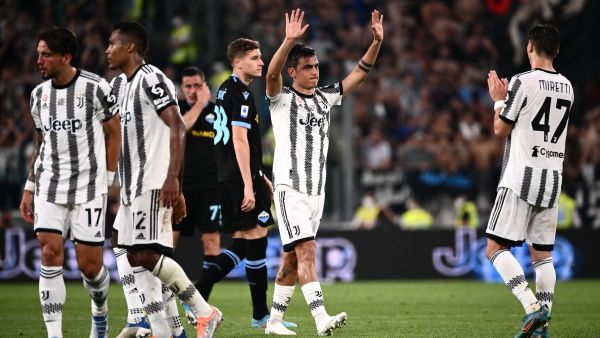 ديبالا (وسط) نجم يوفنتوس يودع الجماهير (المصدر: أ ف ب)