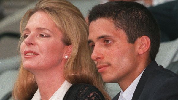 الملكة نور ونجلها حمزة 