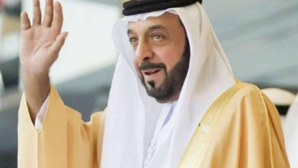 عاش الشيخ خليفة مع عائلته في مدينة العين 