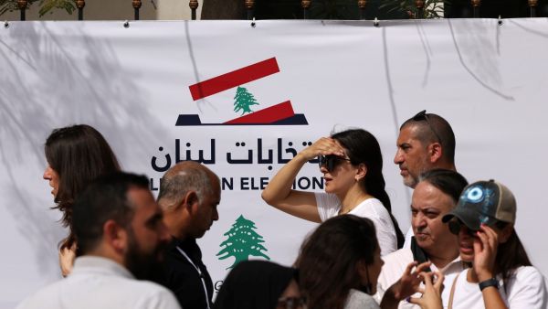Lebanese expats queue to cast their votes for the May 15 legislative election at Lebanon's Consulate in the Gulf emirate of Dubai on May 8, 2022. (Photo by Karim SAHIB / AFP) Lebanese expats queue to cast their votes for the May 15 parliamentary elections