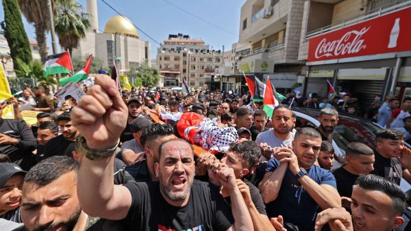 Palestinian mourners carry the body of Ghaith Yamin