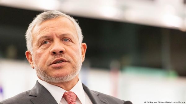 ملك الاردن يوافق على تقييد اتصالات وتحركات شقيقه حمزة