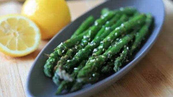 الهليون بالتوابل في المقلاة الهوائية الهليون بالتوابل في المقلاة الهوائية