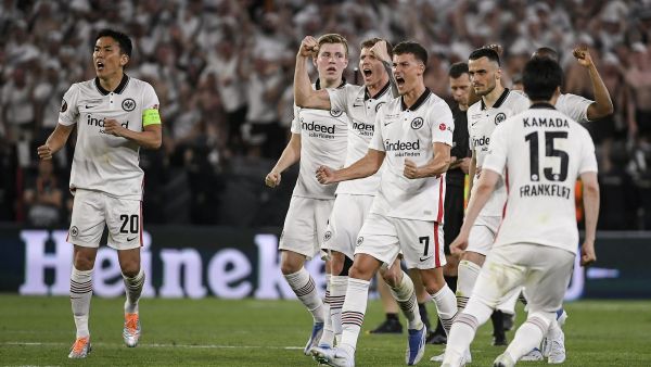 Frankfurt players celebrate after winning the UEFA Europa League final football match between Eintracht Frankfurt and Glasgow Rangers at the Ramon Sanchez Pizjuan stadium in Seville on May 18, 2022. (Photo by JORGE GUERRERO / AFP)