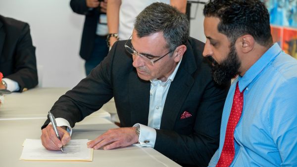 مركز دبي للسلع المتعددة يُبرم اتفاقية تاريخية مع شركة "داكيا يو فنتشر" لإنشاء مركز تجارة دولي ومنطقة حرة في كولومبيا