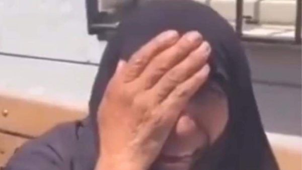 عمر جيليك عبر "تويتر": "إن العنف الذي تعرض له والدتنا ليلى محمد البالغة من العمر 70 عاما قد أحزننا جميعا".