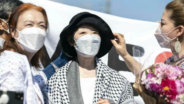 Shigenobu (center) out of prison 