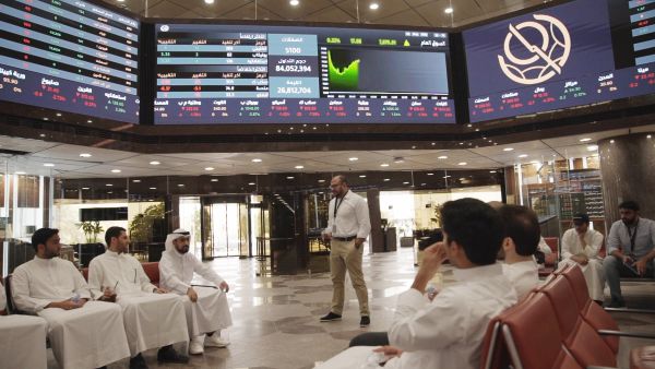 Finance students paid a visit to the stock exchange to gain first-hand knowledge of trading operations Boursa Kuwait Gives Tour to Students at the American University of Kuwait to Raise Capital Market Awareness