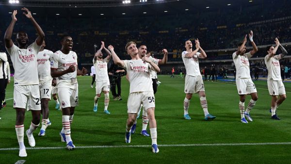 AC Milan players acknowledge the public at the end of the Italian Serie A football match between Hellas Verona and AC Milan on May 8, 2022 at the Marcantonio-Bentegodi stadium in Verona. (Photo by Miguel MEDINA / AFP)