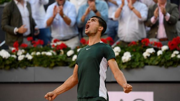 Spain's Carlos Alcaraz celebrates after winning the 2022 ATP Tour Madrid Open tennis tournament men's singles final match against Germany's Alexander Zverev at the Caja Magica in Madrid on May 8, 2022. (Photo by OSCAR DEL POZO / AFP)