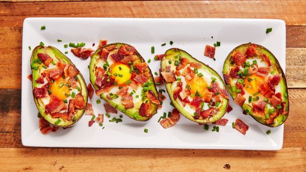 قوارب الأفوكادو المخبوزة للفطور  قوارب الأفوكادو المخبوزة للفطور