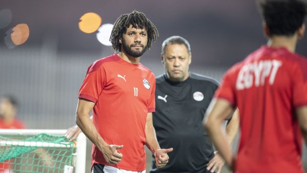 Egypt's midfielder Mohamed Elneny adresses a thumbs up to his teammate Egypt's forward Mohamed Salah during a training session at an annex of the Olembe stadium in Yaounde on February 5, 2022 on the eve of the 2021 Africa Cup of Nations (CAN) final football match between Senegal and Egypt. (Photo by Charly TRIBALLEAU / AFP)