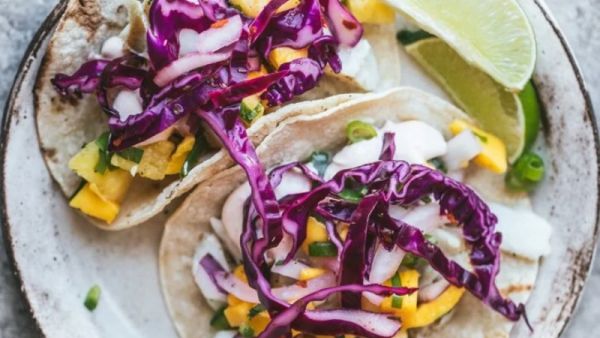 تاكو السمك السهل مع المانجو والأناناس