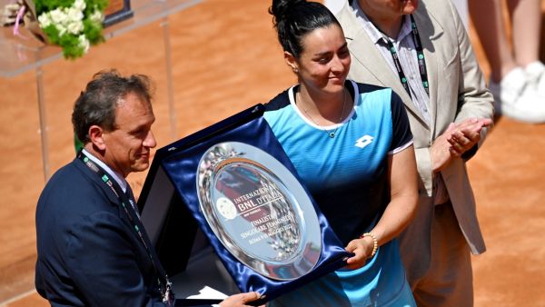 Tunisia's Ons Jabeur poses with the finalist's trophy after losing to Poland's Iga Swiatek the final of the Women's WTA Rome Open tennis tournament on May 15, 2022 at Foro Italico in Rome. (Photo by Andreas SOLARO / AFP)