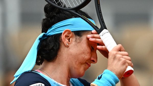 Tunisia's Ons Jabeur reacts as she plays against Poland's Magda Linette during their women's singles match on day one of the Roland-Garros Open tennis tournament at the Court Philippe-Chatrier in Paris on May 22, 2022. (Photo by Anne-Christine POUJOULAT / AFP)