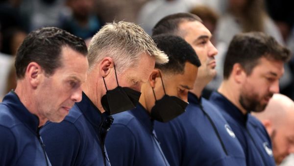 Head coach Steve Kerr of the Golden State Warriors stands for a moment of silence for the victims of the mass shooting at Robb Elementary School in Uvalde, TX prior to in Game Four of the 2022 NBA Playoffs Western Conference Finals against the Dallas Mavericks at American Airlines Center on May 24, 2022 in Dallas, Texas. (Photo by TOM PENNINGTON / GETTY IMAGES NORTH AMERICA / Getty Images via AFP)