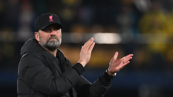Liverpool's German manager Jurgen Klopp waves to supporters at the end of the UEFA Champions League semi final second leg football match between Liverpool and Villarreal CF at La Ceramica stadium in Vila-real on May 3, 2022. (Photo by Paul ELLIS / AFP)