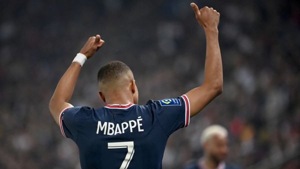  Paris Saint-Germain's French forward Kylian Mbappe celebrates after scoring a third goal during the French L1 football match between Paris Saint-Germain (PSG) and Metz at the Parc des Princes stadium in Paris on May 21, 2022. (Photo by Anne-Christine POUJOULAT / AFP)