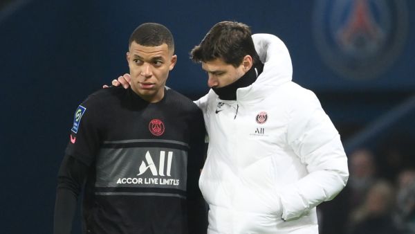Paris Saint-Germain's Argentinian head coach Mauricio Pochettino (R) talks with Paris Saint-Germain's French forward Kylian Mbappe during the French L1 football match between Paris-Saint Germain (PSG) and FC Nantes at The Parc des Princes Stadium in Paris on November 20, 2021. (Photo by FRANCK FIFE / AFP)