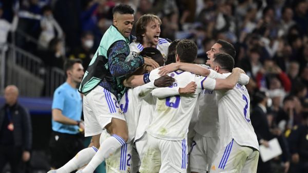 Real Madrid's Dominican forward Mariano Diaz (L) and Real Madrid's Croatian midfielder Luka Modric (2nd-L) celebrate with teammates at the end of the UEFA Champions League semi-final second leg football match between Real Madrid CF and Manchester City at the Santiago Bernabeu stadium in Madrid on May 4, 2022. (Photo by JAVIER SORIANO / AFP)