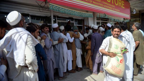 Pakistan's PM Pledges to Lower Flour Prices