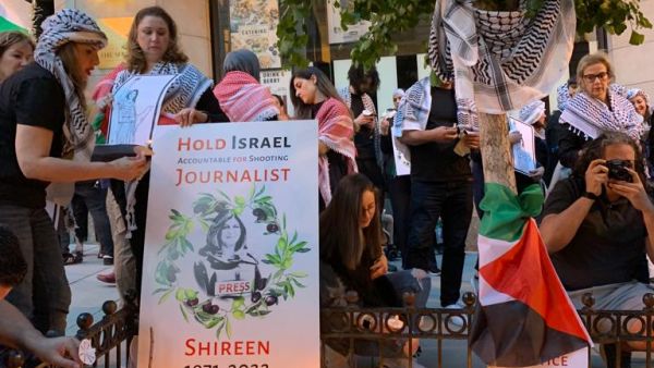 وقفة اضاءة شموع امام نادي الصحافة الوطني الأميركي للمطالبة بالعدالة للشهيدة شيرين ابو عاقلة