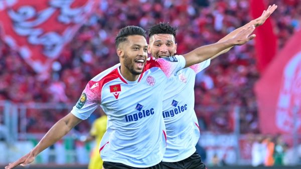 Wydad's forward Zouhair el-Moutaraji (L) celebrates with teammates after scoring during the CAF Champions League Semi-Final between Egypt's al-Ahly and Morocco's Wydad AC at Stade Mohammed V in the Moroccan city of Casablanca on May 30, 2022. (Photo by AFP)