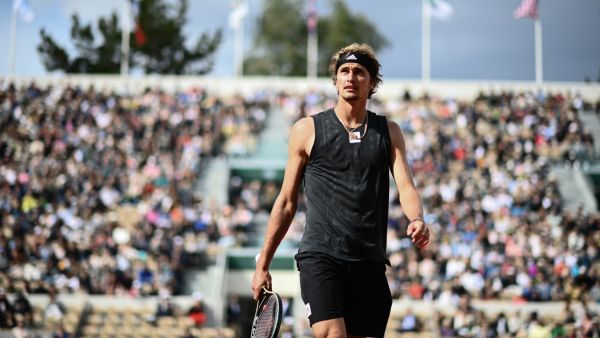 Germany's Alexander Zverev reacts as he plays against Spain's Bernabe Zapata Miralles during their men's singles match on day eight of the Roland-Garros Open tennis tournament at the Court Suzanne-Lenglen in Paris on May 29, 2022. (Photo by Christophe ARCHAMBAULT / AFP)