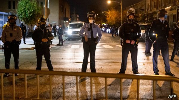 وقالت السلطات: "حدد الضباط مكان شخص مسلح بمسدس واشتبكوا معه، ونقل المشتبه به إلى المستشفى وأعلن لاحقا وفاته".