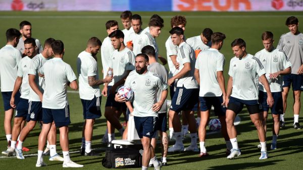 إسبانيا تستعد لملاقاة البرتغال (المصدر: أ ف ب)