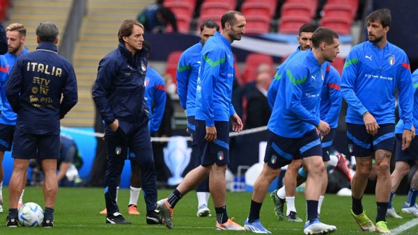 جانب من تحضيرات منتخب إيطاليا للقاء (المصدر: أ ف ب)