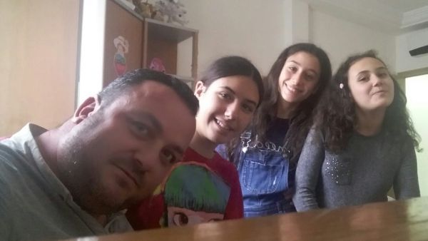 أيمن بن هادية/ الديراوي مع بناته