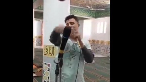 شاب يغني ويرقص داخل مسجد في مصر