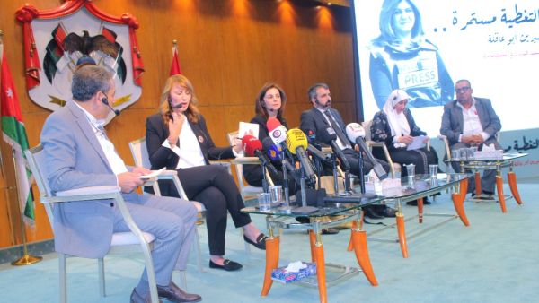 وقال منصور "التغطية مستمرة.. هكذا كانت تقول، وعلى هذا الدرب نسير، اغتيلت شيرين أبو عاقلة، ولكنَ قتلَ الشهود لا يقتلُ الحقيقة".