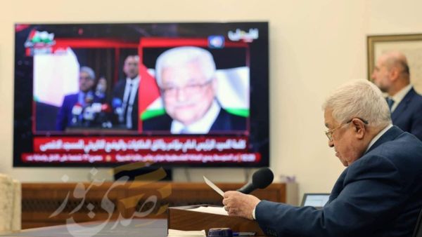 محمود عباس في صورة بعد اشاعة وفاته