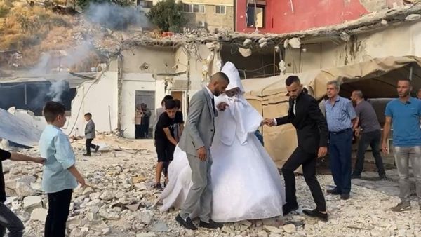عروس مقدسية أصرت على زفافها فوق ركام منزلها