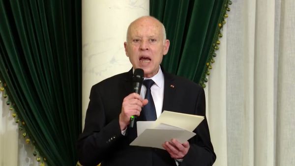 وتضمن مشروع الدستور 142 فصلا تمّ توزيعها على 10 أبواب.