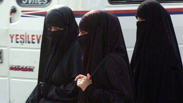 ذبح النساء في المجتمعات القبليّة والإسلامية