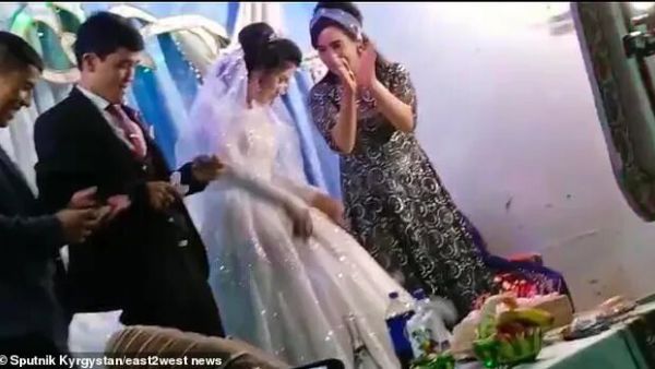 عريس يلكم زوجته في حفل زفافهما لسبب صادم