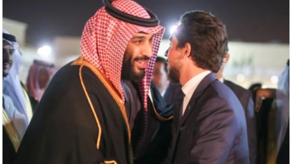 ولي العهد السعودي الأمير محمد بن سلمان يعانق الأمير الحسين بن عبدالله 